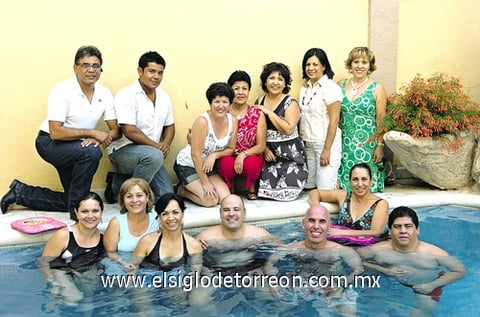 17072009 El grupo de natación Delfines celebró 14 años de su integración con alegre reunión.