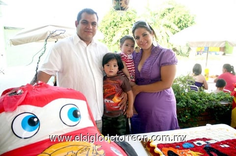 17072009 Cumpleañero. Pedrito en la compañía de sus papás Pedro Castañeda Mata y Kriz Alba de Castañeda, así como de su hermanita Kristy.
