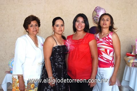 25072009 Recibe obsequios. María Elena en la compañía de María Elena Torres de Vásquez, Silvia Rodríguez Díaz, Silvia Torres de Raygoza e Itzia Balderas de Torres.