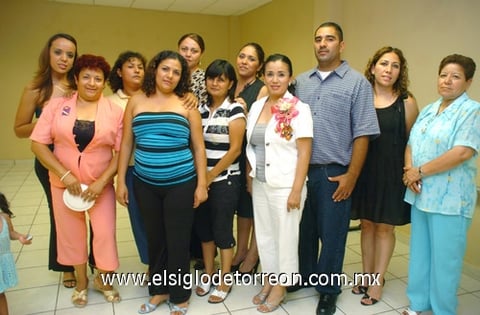 17072009 Gloria Ruelas y Salomón Solís junto a asistentes a su fiesta de despedida, con motivo de su próximo matrimonio.