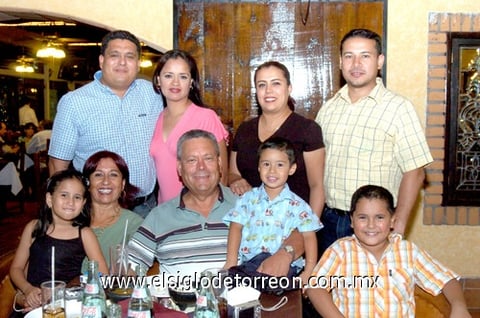 17072009 Cumpleañero. Don Antonio acompañado de su esposa Martha Alicia, Alfonso Villarreal, Verónica de la Garza, Antonio de la Garza, Tania de la Garza, Alfonso Villarreal, Antonio de la Garza y Janeth Ehrenzwelg.