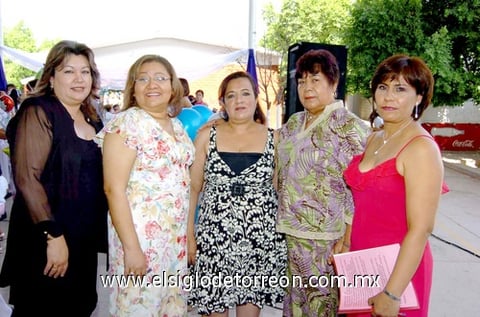 17072009 La feliz jubilada profesora Alicia Castillo en compañía de la profesora Patricia Chávez Garza, directora profesora Virginia Luna Chávez, inspectora de la Zona Escolar 509 profesora Francisca Amaya Martínez y la profesora Verónica Alvarado Quiñones.