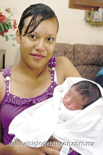 17072009 Ana Patricia Espino acompañada de su bebé Héctor Gerardo, en la fiesta de bienvenida de su pequeño que le fue organizada.