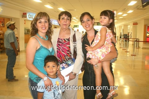 17072009 Con destino a Tijuana viajó María Herrera y fue despedida por Mayela de Castañeda, Denice de Ortega, Frida y Víctor Ortega.