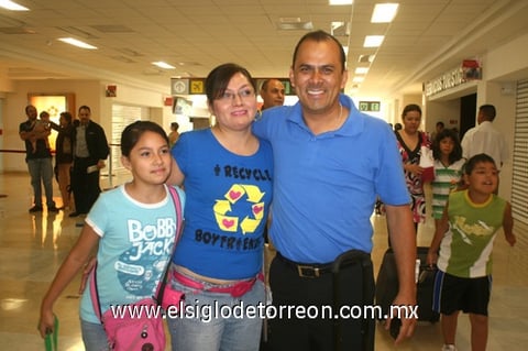 17072009 Carlos Miranda llegó de Guadalajara y le dieron la bienvenida su esposa Mara Rodríguez y su hija Lizbeth.
