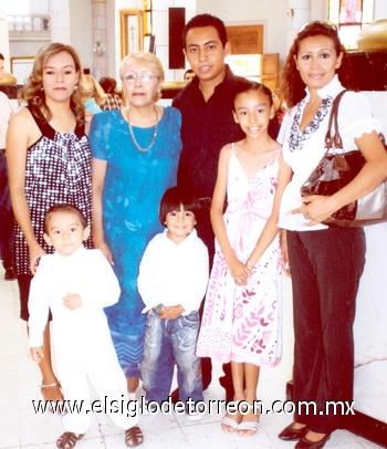 28072009 Julio Alejandro Bonilla Esparza, en compañía de su mamá, Sra. Helen Bonilla Esparza, sus hermanas, Lupita y Lucy Bonilla, y sus sobrinos.