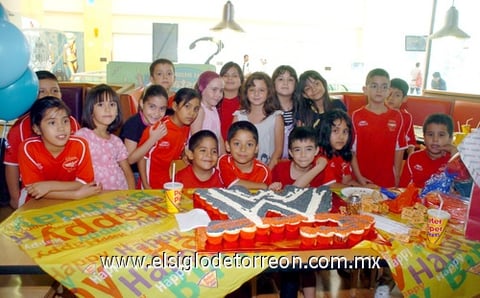 29072009 Pedro Jesús Martín del Campo Tinajero, se reunió con sus amiguitos para celerar su octavo aniversario de vida.