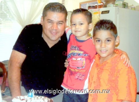 30072009 Carlos Soto con sus hijos, Carlitos y Jeffrey Soto.