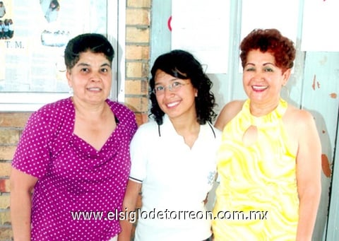 30072009 Srita. María del Socorro González Medina, en compañía de su mamá, María Petronila Medina González y su madrina Elisa Medina González.