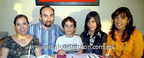 28072009 Graciela Facio, Humberto Aguilera, Rogelio y Diana Laura Vázquez Aguilera, y Laura Aguilera.  EL SIGLO DE TORREÓN / JESÚS GALINDO