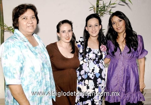 30072009 Marcela Ocáriz con las anfitrionas de su fiesta de canastilla: Mariana Ocáriz, Claudia Alvarado y Carmen García.