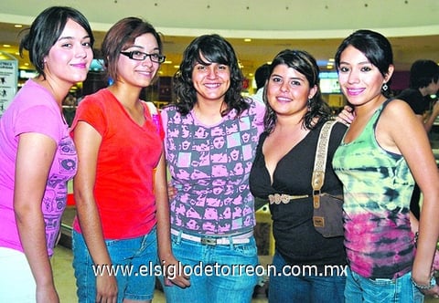30072009 Ady Trujillo, Maby Ávila, Laura González, Paty García y Luisa Govea, de paseo en el mall.