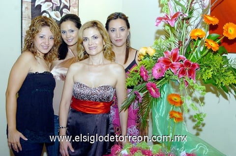 30072009 Acompañan a Lucero López Nava, en su fiesta de despedida de soltera, Yuliana Encina, Olga Zuñiga e Irene Domínguez.