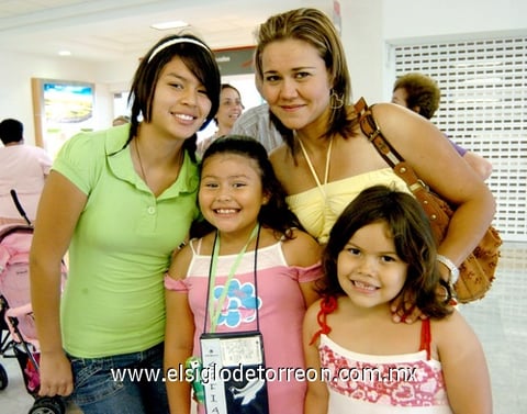 28072009 Sofía Valdés Sotomayor regresó de Cancún, donde radicó por un tiempo y le dieron la bienvenida su mamá Annel Sotomayor y sus hermanas Karla y Ximena.