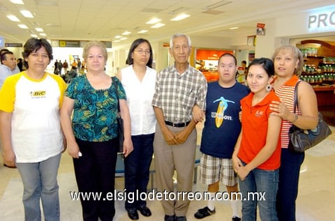 28072009 Laura Silva y Juana Jiménez regresaron a Tijuana y fueron despedidas por la familia Silva Pérez.