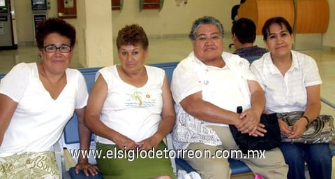30072009 María Socorro Chávez se fue de paseo a la Ciudad de México y fue despedida por Lucía, Cuquis y Eloísa Chávez.