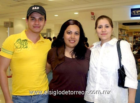 30072009 Gerardo Sifuentes y Selene Escareño despidieron a Heidy Flores, quien fue a disfrutar de unas vacaciones en la Ciudad de México.
