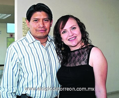 30072009 Daniel Hernández Tolentino junto a Nitzia Escobedo.