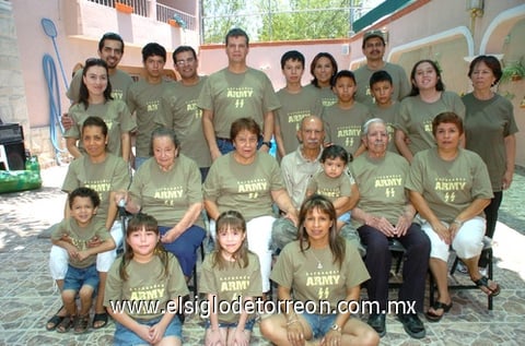 19072009 DonAlonso Hernández Paredes, en compañía de toda su familia que se reunió para ofrecerle una fiesta sorpresa.