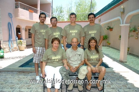 19072009 70 años de vida cumplió el señor Alonso,  su esposa Elvira e  hijos: Gerardo, Alonso, Carlos, Cecy y Jesús, quienes lo agasajaron.