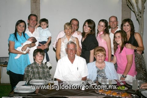 19072009 Novios. Los señores Manuel y Esther acompañados de sus hijos con sus respectivas familias: González Muñoz, González Chibli y González Martínez.