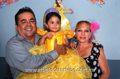 31072009 Giovanna Sofía Guzmán Ceballos en su fiesta de cumpleaños con sus abuelitos Juan Ceballos Azpe y Rosalía Pérez-Vertti.