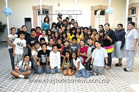 19072009 Estudiantes del colegio Primo Verdad de Ciudad Lerdo en una agradable convivencia.