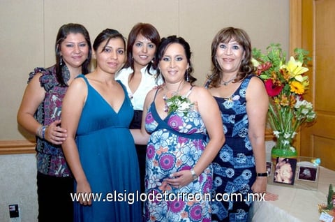 31072009 Alicia Pérez, Claudia Molina, Isabel Guerrero y Karla Hernández le organizaron una fiesta de canastilla a Claudia Díaz de Negrete.