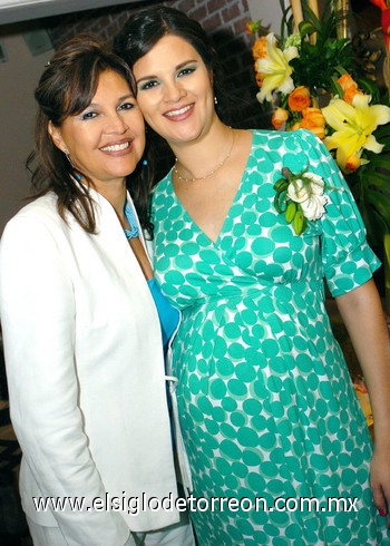 31072009 Mayra Rentería de Prieto junto a la organizadora de su fiesta de canastilla, su mamá Coco Rentería.