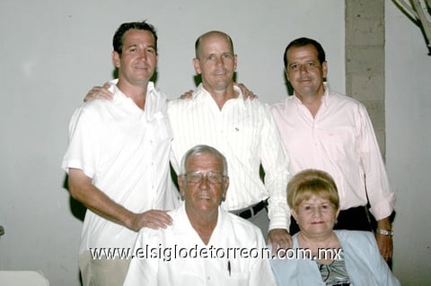 19072009 Manuel González Aleu y Esther Margain de González, acompañados de sus hijos Manuel, Daniel y Beto.