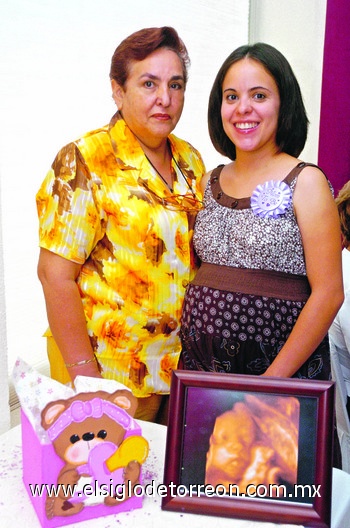 19072009 Vanessa Berumen de Gamero junto a su tía Elizabeth Gorostiaga, el día de su fiesta de canastilla.