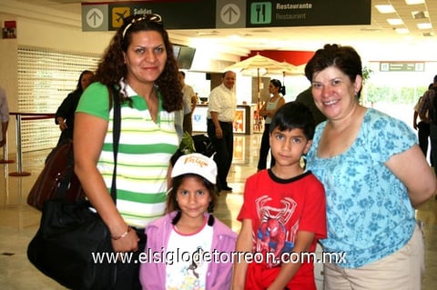 31072009 Lupita, Natalia y Gerardo Toledo fueron recibidos en el aeropuerto por Beatriz Valenzuela.