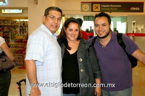 31072009 Enrique Soto, Fabiola del Castillo y Luis de Alba, en la sala de espera del aeropuerto.