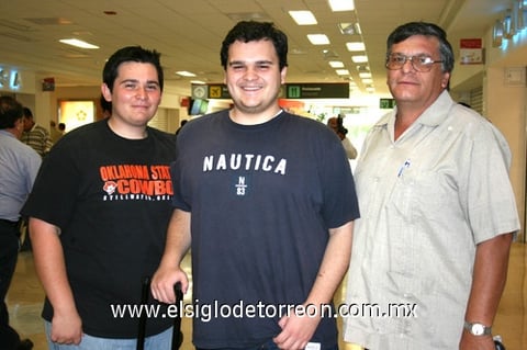 31072009 Édgar Molinar Rodarte llegó de la Ciudad de México y fue recibido por su papá Antonio y su hermano Alonso.