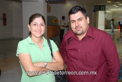 06072009 Sandra Espinoza despidió a Alejandro López, quien realizó un viaje a la Ciudad de México.