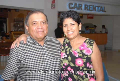 06072009 Enrique Huizar Pérez realizó un viaje de negocios a la Ciudad de México y fue despedido por Yolanda Reyes.
