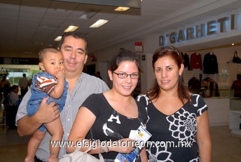 06072009 Fernanda Villegas realizó un viaje a la Ciudad de México y fue despedida por sus papás y hermanito.