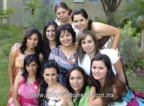 01082009 Amigas y familiares que posaron junto a la festejada, en su fiesta de despedida de soltera.- Ramón Sotomayor Fotografía