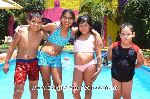 01082009 Alejandra Romero Piña el día de su cumpleaños junto a Gerardo García, Andrea Zúñiga y Alan Caballero.