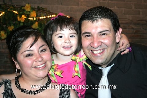 03082009 Sara Rojas de Luna y Daniel Luna en la compañía de las pequeñas Daniela y Valeria.