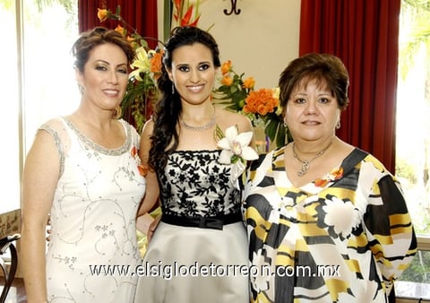 01082009 Acompañan a la novia, su mamá, quien organizó su fiesta prenupcial, Sra. Beatriz Loo de la Garza y su futura suegra, Sra. Aída Guadalupe López de Cantú.