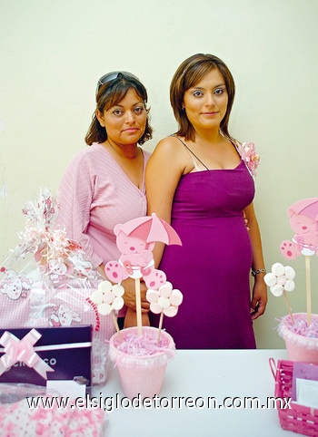 03082009 Brenda Elisa de Limones junto a la anfitriona de su fiesta de canastilla, Ana Gabriela Alva.