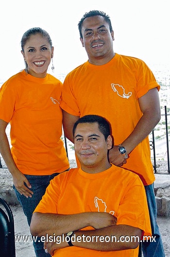 03082009 Violeta, Carlos Armando y Roberto Galván.