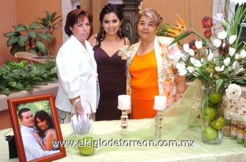 01082009 Nancy Gabriela Cuéllar Pérez junto a las anfitrionas de su fiesta prenupcial: San Juana Pérez de Cuéllar e Irma Machain de Ramírez.