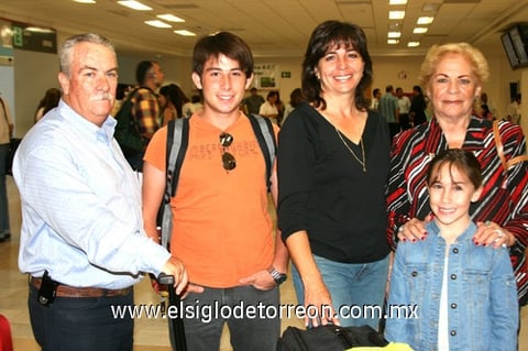03082009 Luz Elena de Chufani, Susana de Ortega, Andrés Ortega y Morie Ortega, fueron despedidos en el aeropuerto por Benjamín Ortega.
