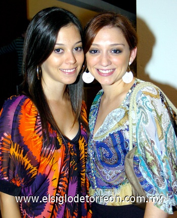 04082009 Marilú Garza y Vivi Hernández, en una reunión familiar.