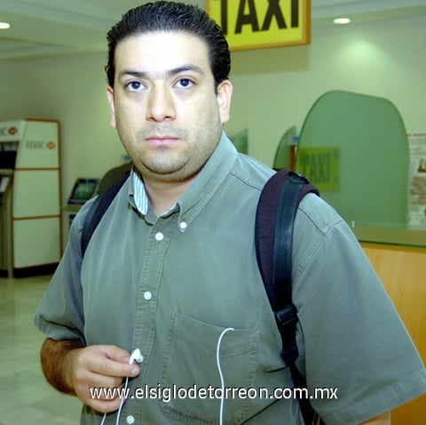 04082009 Flavio Santana llegando de México por causa de trabajo.