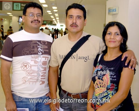04082009 Con destino a República Dominicana se dirigen Juan Olegario y Mario Guillén, los despide Susana Amaro.