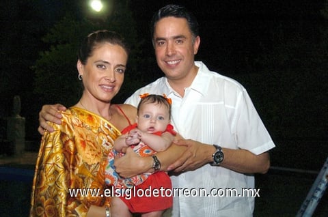 10082009 Maité y Guillermo Anaya fungieron como padrinos de la pequeña María José Piedras Anaya.