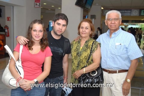 10082009 Desde Argentina. David Ogazon fue recibido por Caro, Flor y Miguel.